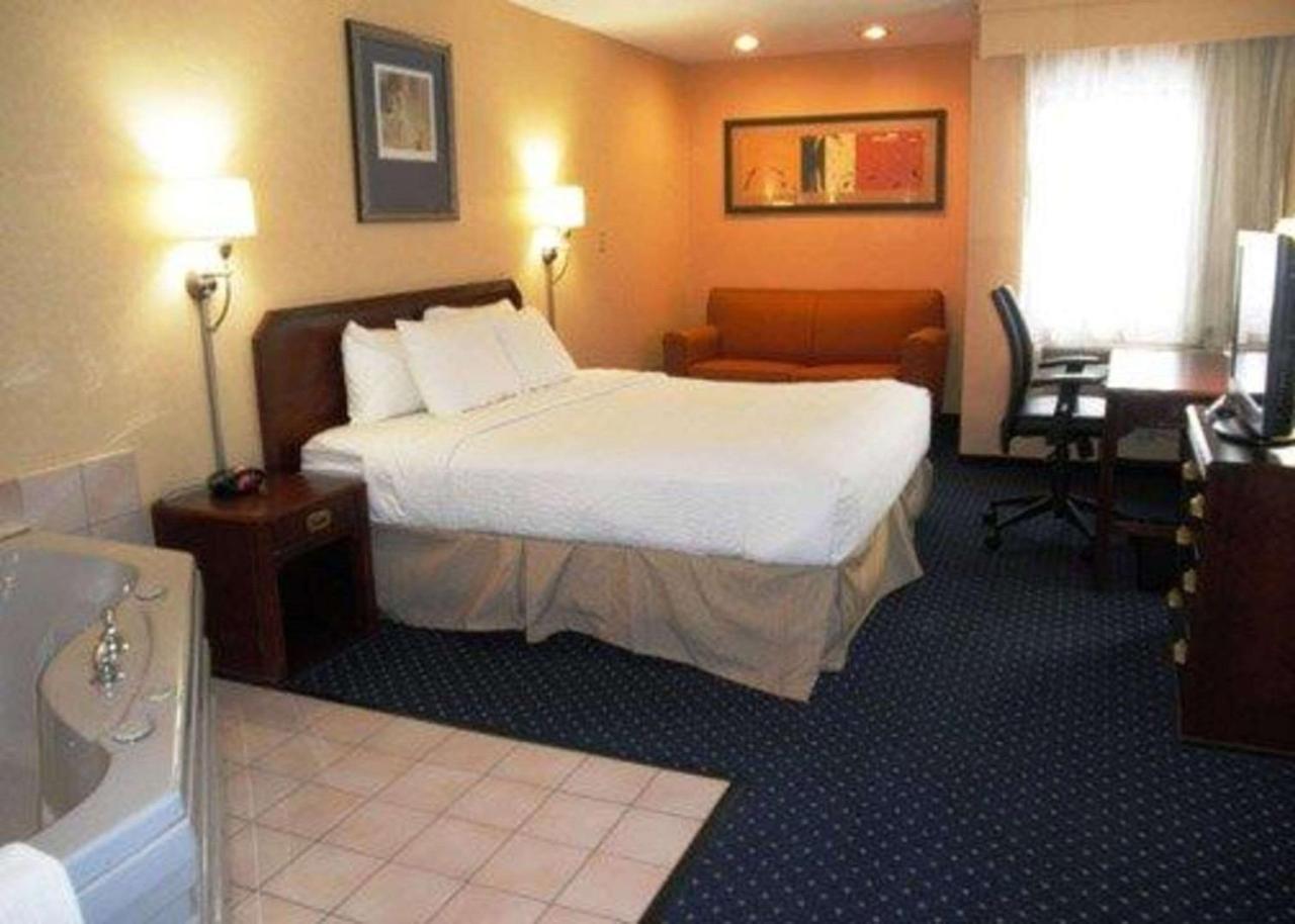 Quality Inn & Suites- Valparaiso Extérieur photo